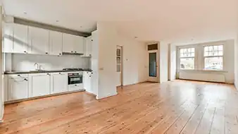 Appartement vide avec sol en parquet