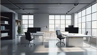 Bureaux dans une pièce avec de grandes fenêtres